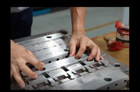 قطع غيار السيارات OEM السيارات حسب الطلب صب البلاستيك حقن القالب البلاستيك والعتاد